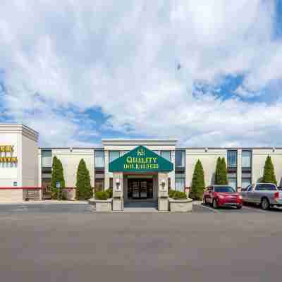 Quality Inn & Suites Hotel Exterior