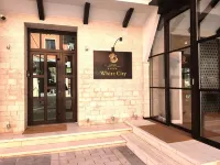 Hotel & Restaurant White City فنادق في 