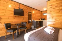 Parklands Motorlodge & Holiday Park - parking