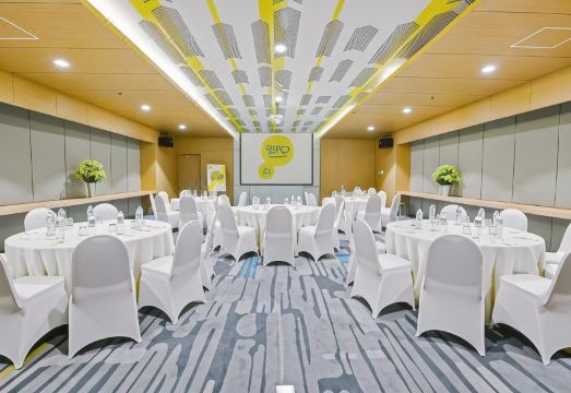 [옐로 호텔 야외 수영장 이미지]