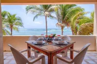 Balcony Beachfront Aquarium Condo, Fast-Free WIFI, Half Moon Bay, Akumal