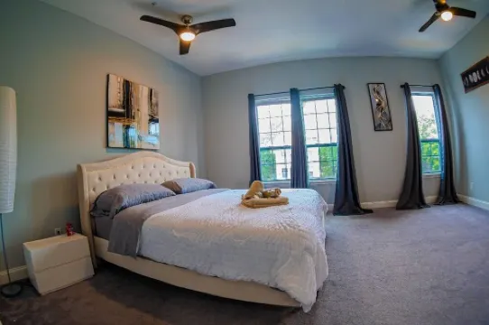 Presidential DC Retreat – 6Br Sleeps 22 Near Metro and Capitol Hill