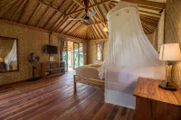 Baha Baha Villas West Sumbawa Yoyos Wellness Center, Gym, Yoga, Skate Park, Bar & Cafe Hotel di Sekongkang Bawah