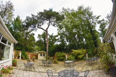 The Mayfair Hotel Отели рядом с достопримечательностью «Bournemouth University Weston Library, Lansdowne Campus»