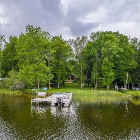 Perfect Summer rental in prime location on Washburn Lake