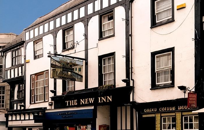 The New Inn by Roomsbooked