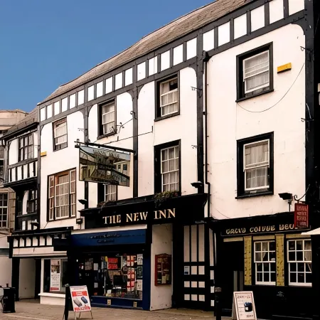 The New Inn by Roomsbooked