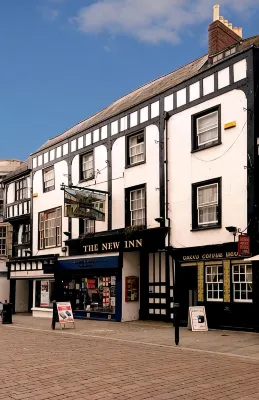 The New Inn by Roomsbooked
