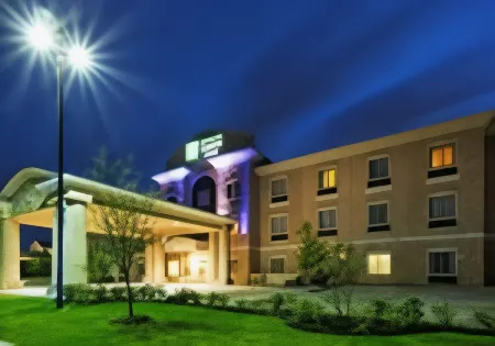Holiday Inn Express & Suites Mansfield Отели рядом с достопримечательностью «Харди Альмон Соссер Комплекс»