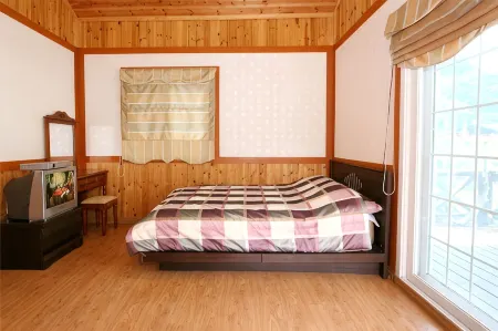 Pyeongchang Yasaenghwa Theme Pension Отели рядом с достопримечательностью «Korea Botanic Garden»