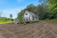 Gorgeous Cottage on Wabasis Lake. Pontoon included & pet friendly! Hotels in Oakfield Township