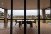 Neagles Retreat Villas - parking