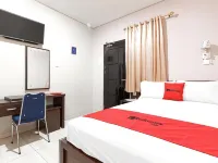 RedDoorz Plus Near Pantai Malalayang Manado Hotels in Malalayang