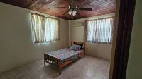 Beautiful and Cozy 3 Bedroom Home in walking distance to the beach and shops! - 2 ดาว