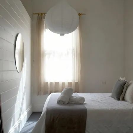 Close to town in walking distance to cafes, restaurants and Lake Alexandra
