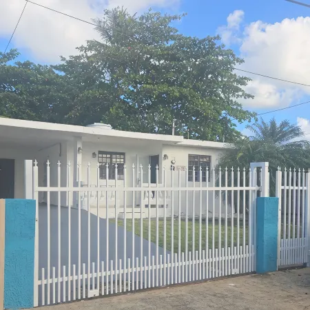 3-bedroom house in Dorado neighborhood with WiFi, AC Отели в г. Дорадо