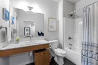 Cozy Nautical Themed 2-bedroom condo with AC in charming Traverse City. - balcony
