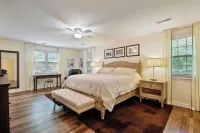 Cedar Cottage at Lake Guntersville Located a block from boat launch and park