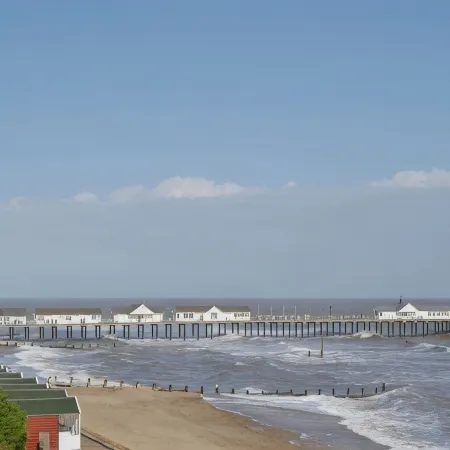 Lord Derby, Cottage with pool & hot tub, tranquil setting,20min from Southwold Отели в г. Бекклс