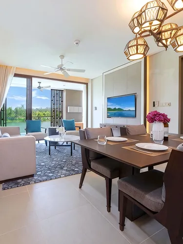 รูปภาพของStylish Lakeview Apt | 2BR 2BA + Balcony Views and Private Jacuzzi