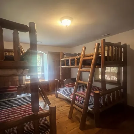 Cozy 3-bedroom cabin off the grid in the Smokey mountains with WiFi, AC