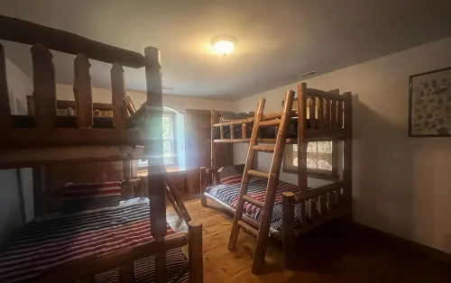 Cozy 3-bedroom cabin off the grid in the Smokey mountains with WiFi, AC