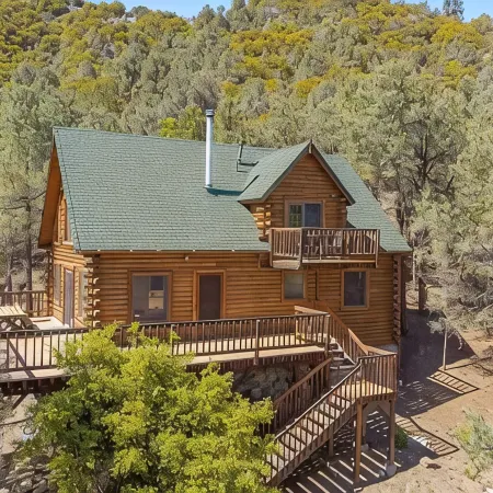 Mountain Vista Hideaway: Glamping in Your Own Private Treehouse