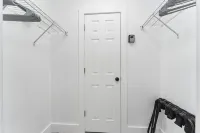 Cozy Modern Apartment - Near Shands & VA - Condos