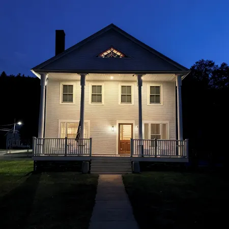 Downtown Ludlow, walk to ski shuttle, room for multiple families, pet friendly!
