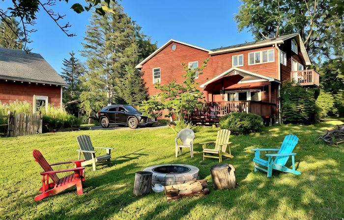 Spacious Hudson Valley retreat. Relax by the fire and enjoy the wildlife.