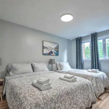 3BR 6Beds 5min Walk distance to Metro, Free Parking, next to Place Bell AC Отели в г. Лаваль