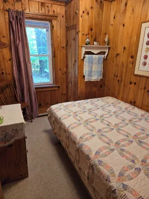 Cozy 2-bdrm, 3-season Adirondack cabin at tranquil Great Sacandaga Lake w/WiFi