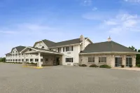Days Inn & Suites by Wyndham Kaukauna WI - parking