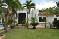 Luxury Beachfront House with pool/ beachfront のホテル
