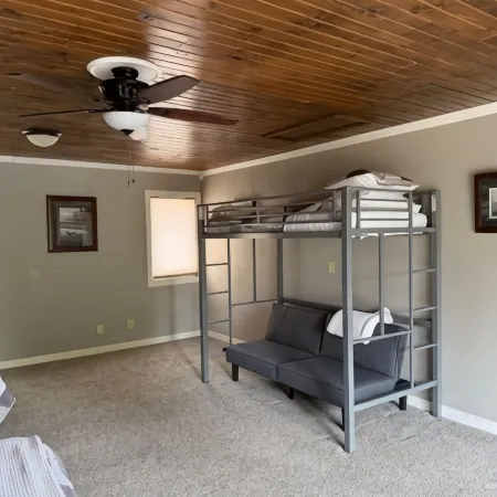 Spacious 5-bedroom house in enchanting Ames with Wi-Fi, Close to the Action!!