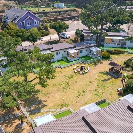Jeju Daengdaengyi Park Resort Отели рядом с достопримечательностью «Хосанджунса»