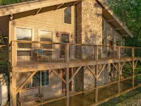 Beech Mtn: Walk to Slopes, Sleeps 9, Pet Friendly, Mountain Views, Cozy Retreat - 4-Star