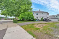 Charming 3-Bedroom Apartment in Watertown + WiFi, Parking & 30+More - 무료 와이파이