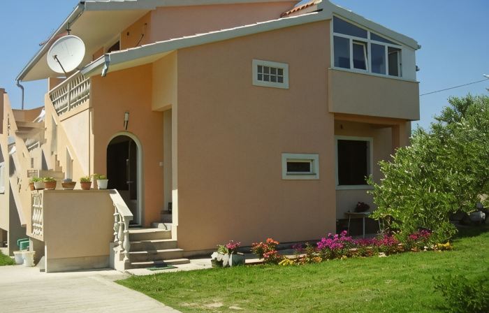 New vacation apartment(s) Fiona ( 4-6/8-12p TOP with barbecue, dogs welcome