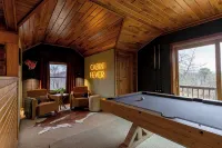 Mountain Mama Cabin Luxury Getaway on NR Gorge Rim! Hot+Cold Tubs/Sauna/Games - 4-Star