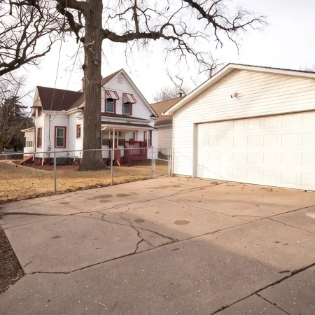 Spacious 5-bedroom house with Wi-Fi and washer/dryer in convenient South Omaha