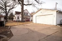 Spacious 5-bedroom house with Wi-Fi and washer/dryer in convenient South Omaha - บังกะโล