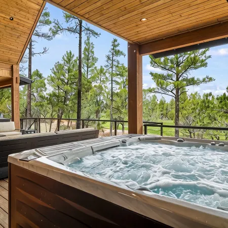 New Lux Cabin! 5500sf / GolfSim / MoviTheatr / HotTub / 4KingStes / Gym&Billiard