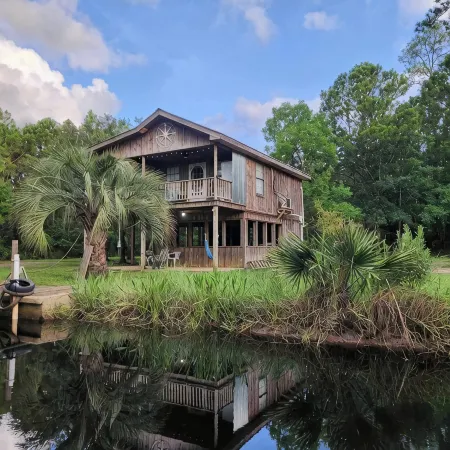 Charming 1-bedroom house with WiFi, AC on the Bayou in beautiful Bay St. Louis
