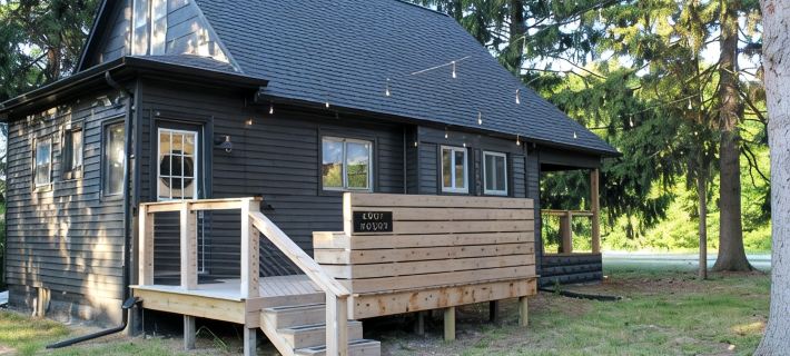 Remodeled cottage with great outdoor space, close to everything - pet friendly! Hotels in Casco Township