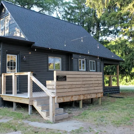 Remodeled cottage with great outdoor space, close to everything - pet friendly!