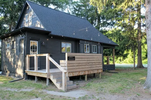 Remodeled cottage with great outdoor space, close to everything - pet friendly! - Wifi
