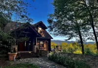 Mystic Pines Log Home in Shenandoah Valley with Hot Tub and Spectacular Views!
