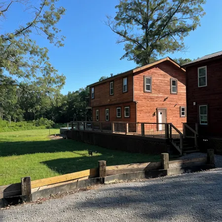 Charming 3-BR Cabin/House, Pool, creek, 35Acres with Fiber Internet in Pikeville
