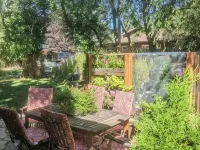 Cozy Charming Convenient Lake Street Retreat Hotels in Sandpoint